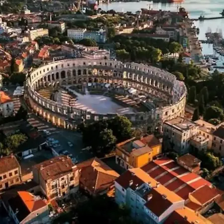 150m From Arena Colosseum Апартаменты